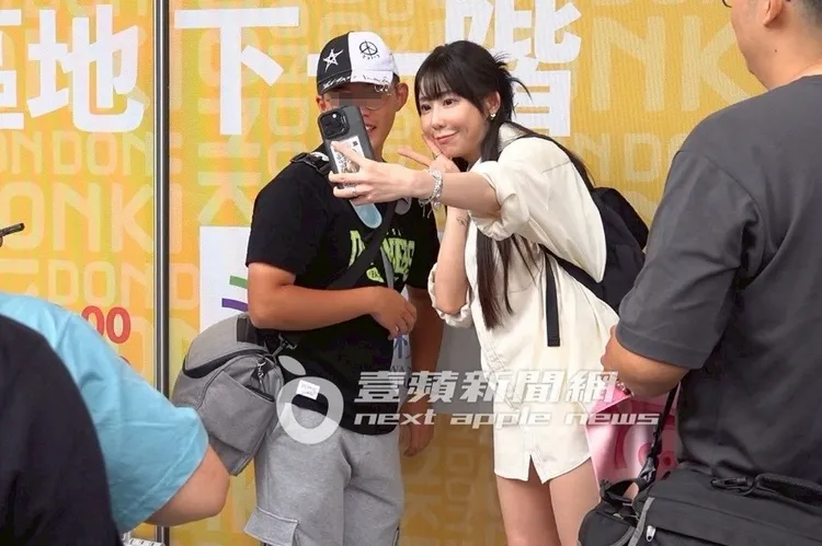 梓梓和「梓民」們大玩自拍合照。特勤中心攝