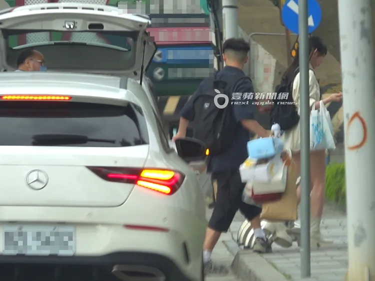 護花使者幫梓梓提10幾袋生日禮物。特勤中心攝