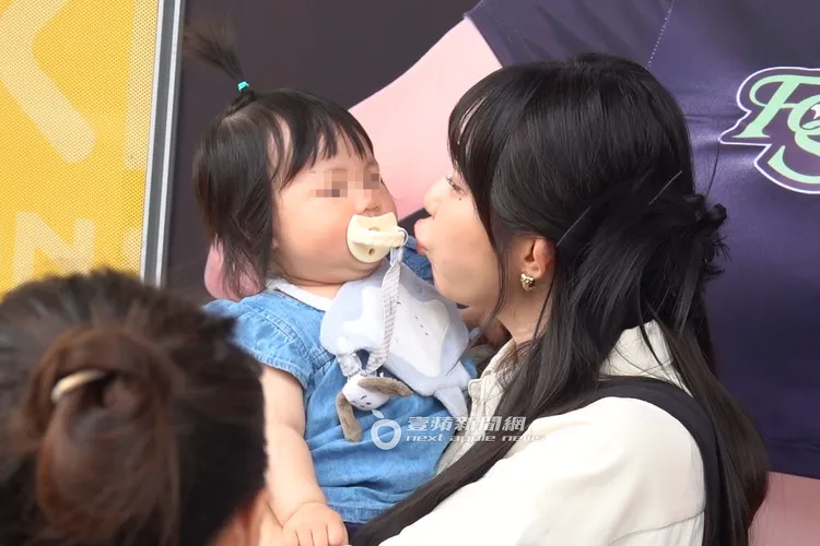 梓梓抱著小女娃親親。特勤中心攝