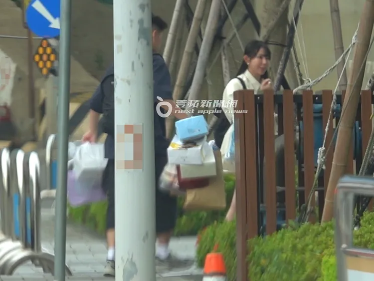 梓梓的生日禮物有生日蛋糕、卡片、花束、零食、泡泡瑪特公仔。特勤中心攝