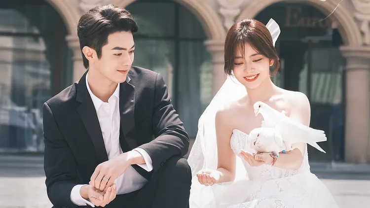 許凱（左起）與譚松韵拍婚紗太甜蜜。中天娛樂台提供