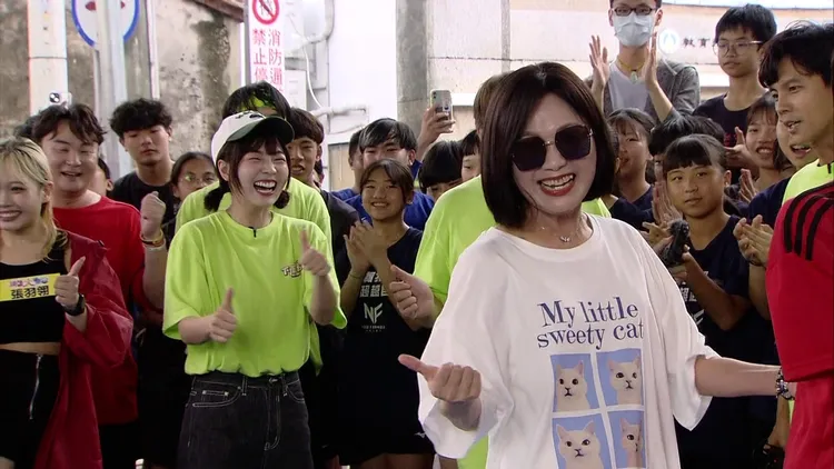 籃籃、媽媽一同跳三振舞。民視提供