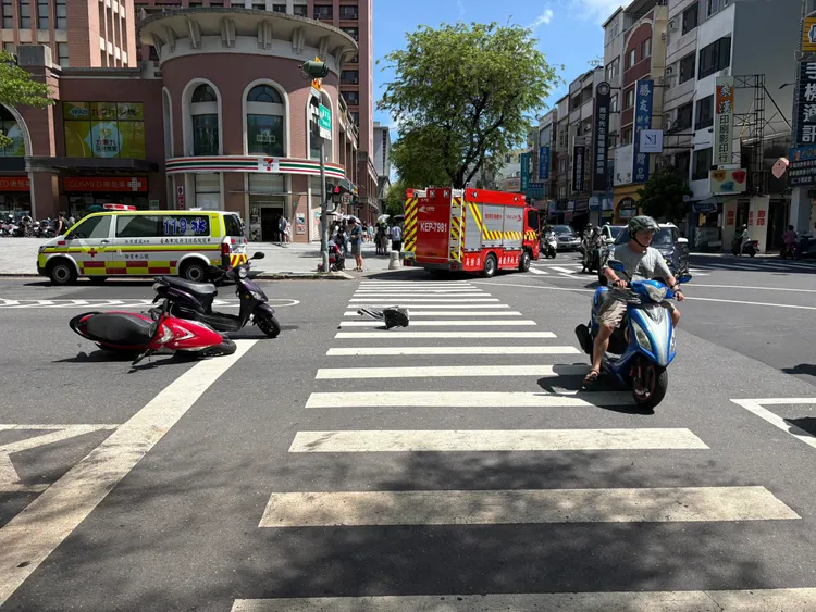 78歲老婦駕駛的轎車暴衝撞倒多部機車。翻攝畫面