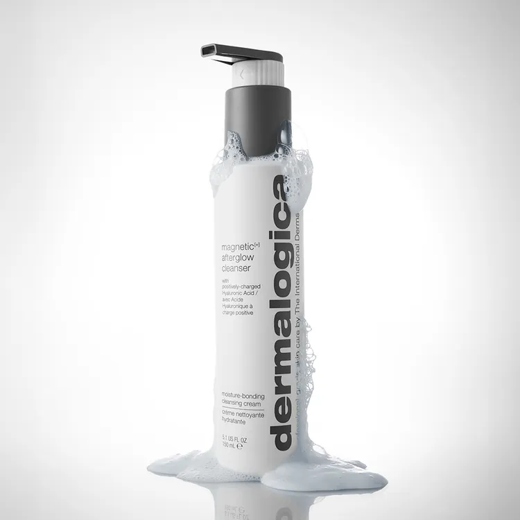 德卡磁光晶透潔膚乳，150ml／1900元。品牌提供