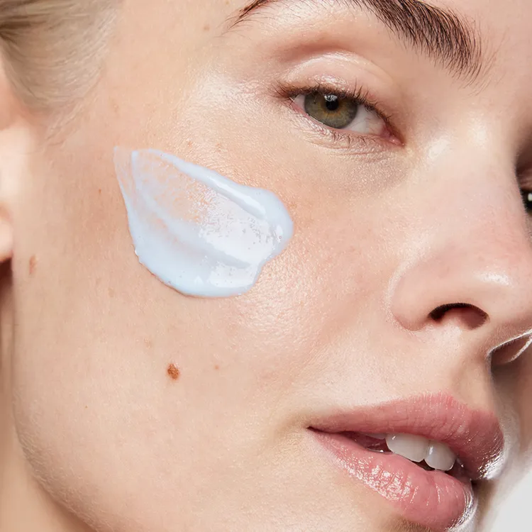 德卡磁光晶透潔膚乳，150ml／1900元。品牌提供