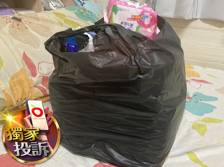 女學生畢業日提了一大袋衛生棉返家，校方說，今年因4月才收到公文，緊急請廠商墊付，趕到畢業日發給三年級學生。讀者提供