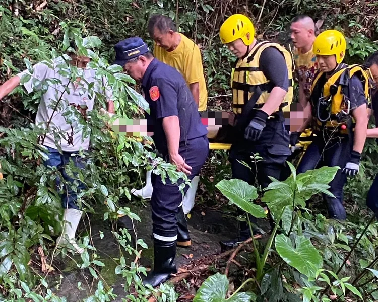 山區救援困難，要以人力扛抬搬運。翻攝照片