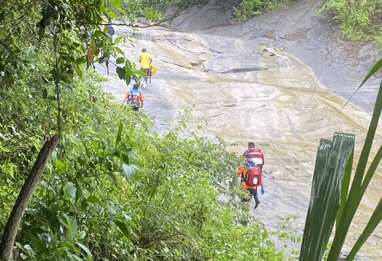 事發地點難以開車到達，警消徒步涉水前往。翻攝照片