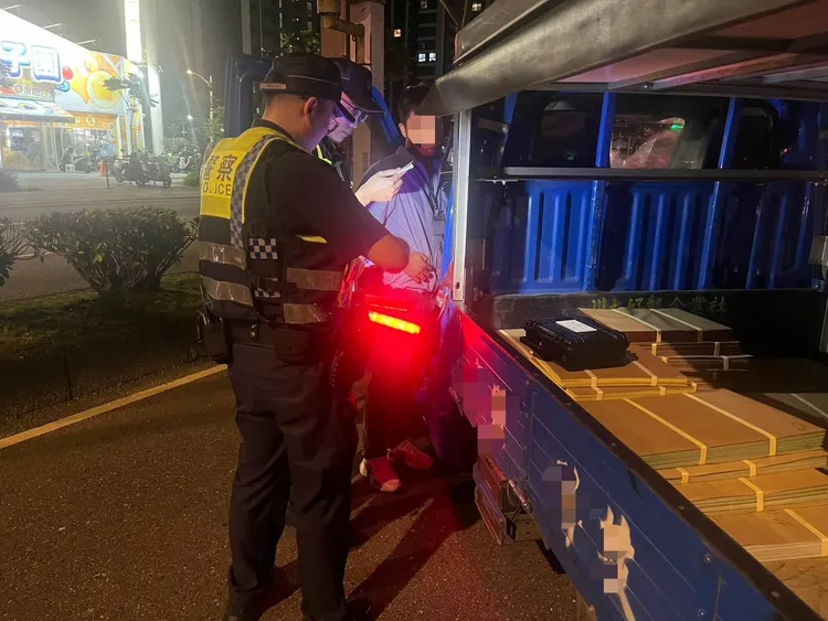 各酒駕路檢編組查獲多件酒後駕車，均當場開單，查扣車牌兩年。警方提供