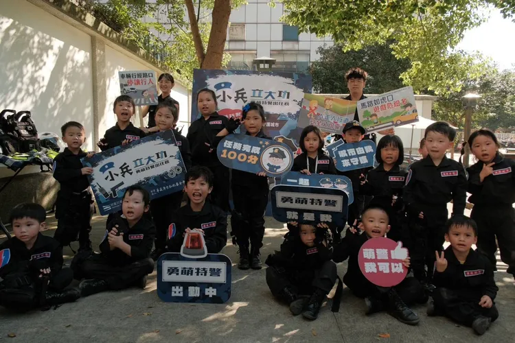 桃園分局結合77藝文町的「小兵立大功」勇萌特警出任務活動機會，由武陵派出所女警張品莉講解交通安全常識，希望交安理念從小扎根，內化於學童心中。警方提供