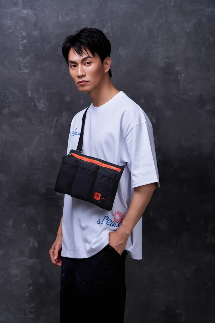 Monkey Shoulder X WODEN®潮牌聯名肩背包。業者提供