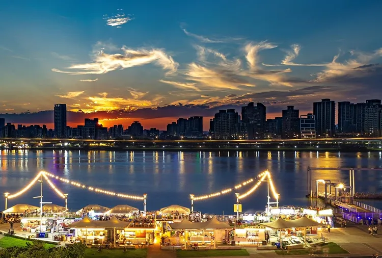 凡於官網預訂並連住兩晚，9/30前贈大稻埕貨櫃市集1000元抵用券。時藝多媒體提供