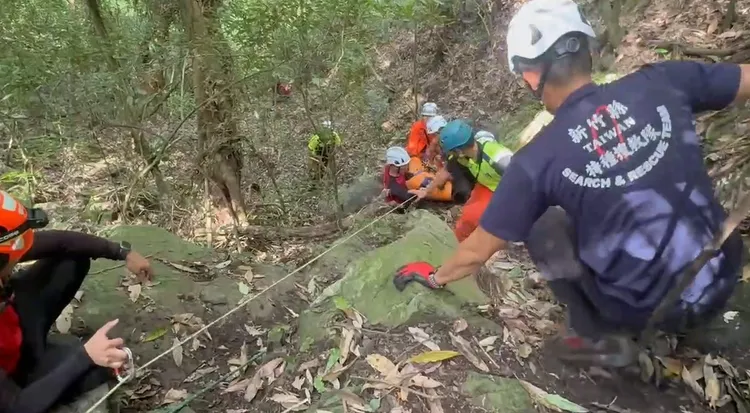 事故現場救援路徑陡峭，須經由長約700公尺、垂直高差200公尺的獵徑搬運患者。翻攝畫面