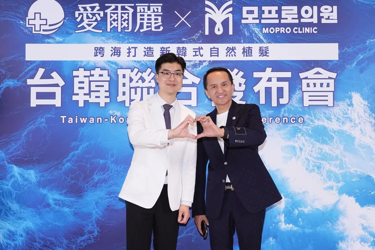 愛爾麗集團董事長（左）與MOPRO CLINIC院長文建學簽約合作。彭欣偉攝