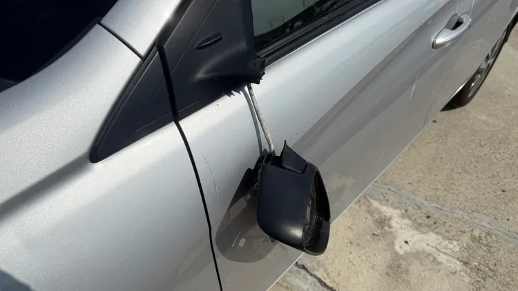 林男左後照鏡毀損，車體也有部分刮傷，可見當時擦身而過有多驚險。翻攝畫面