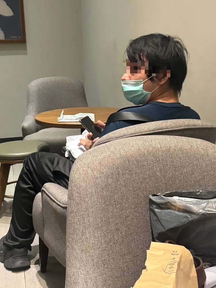 呂嫌在咖啡店裡露鳥。翻攝畫面