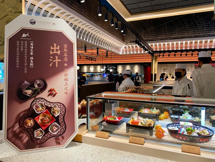 「NAGOMI 雅」特別強調日本會席料理中的「先付」儀式感，前菜以精緻器皿及日式托盤呈現。莊偉祺攝