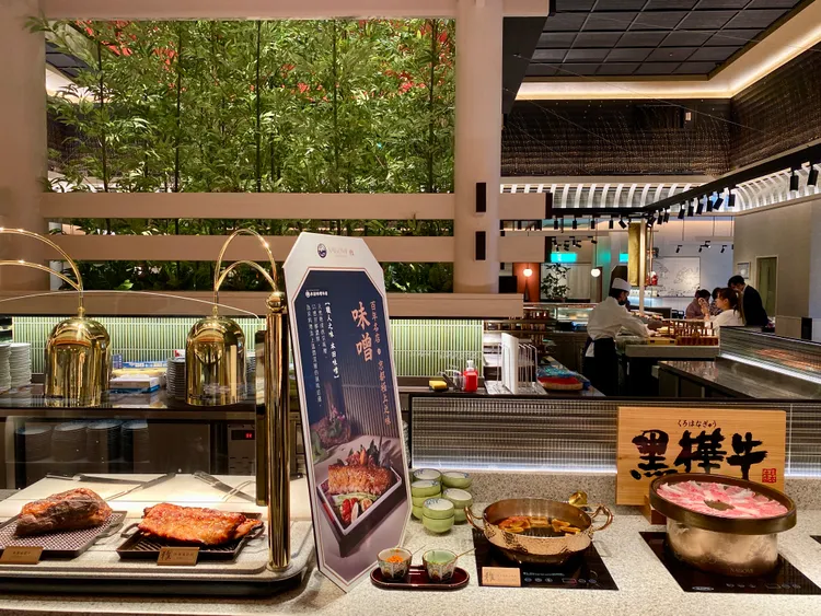 首次出現的現切牛排、豬肋排，以及專人現涮的日本A5和牛「黑樺牛」餐檯。莊偉祺攝