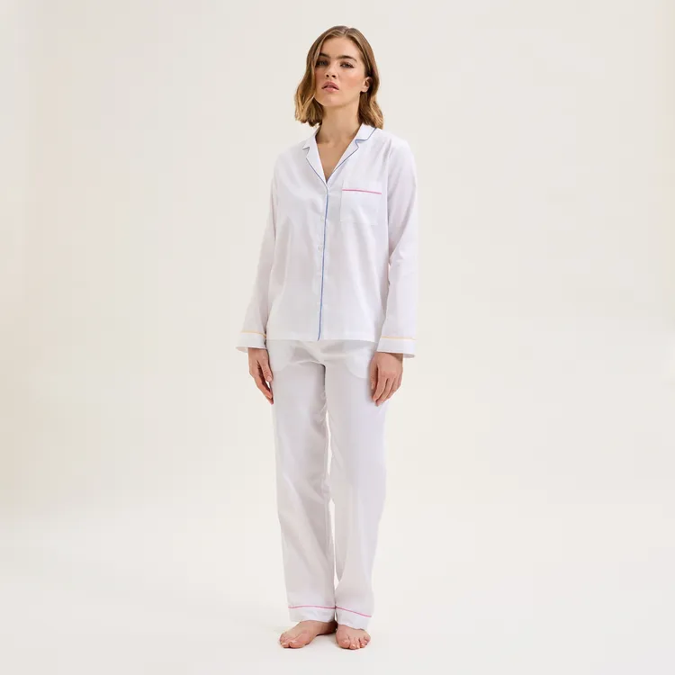 LAURENCE · 艾芙芮-長袖睡衣褲，源自法式生活的慵懶與優雅，以100%有機棉製成。寬庭提供