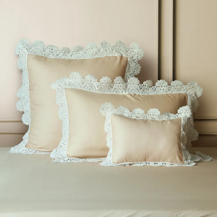 BELLE貝兒公主．Angel Skin® GIZA華爾天使紗蕾絲寢飾有著淡雅粉橘色與輕盈如羽的華爾天使紗。寬庭提供