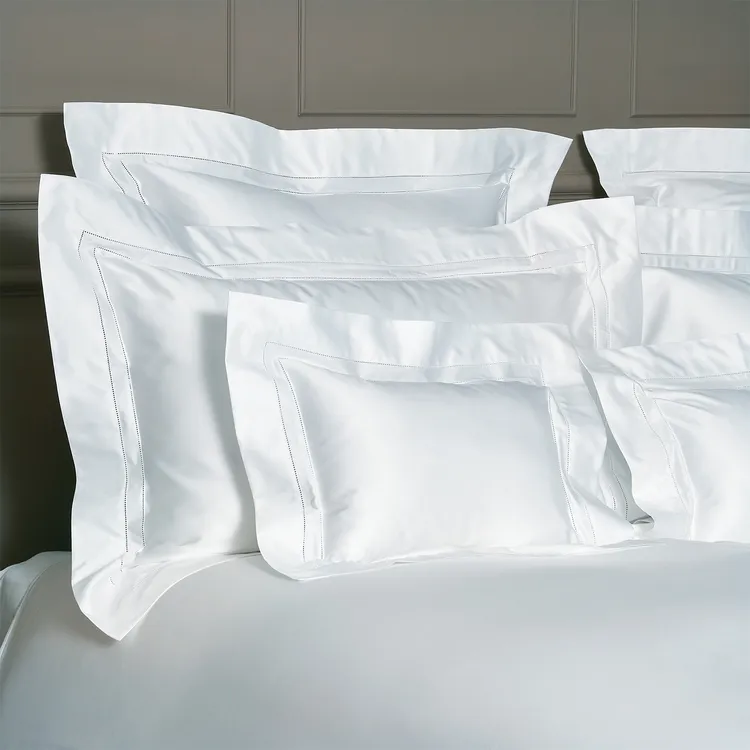 JANE簡愛．Angel Skin® GIZA經典寢飾，義大利製100% GIZA埃及超長纖棉，1000條紗，獨特雙繡洞工藝。寬庭提供