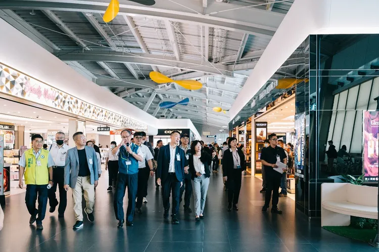 交通委員會與交通部長陳世凱考察台中國際機場航廈。交通部提供