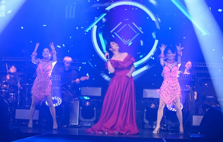 王瑞霞載歌載舞。王瑞霞提供