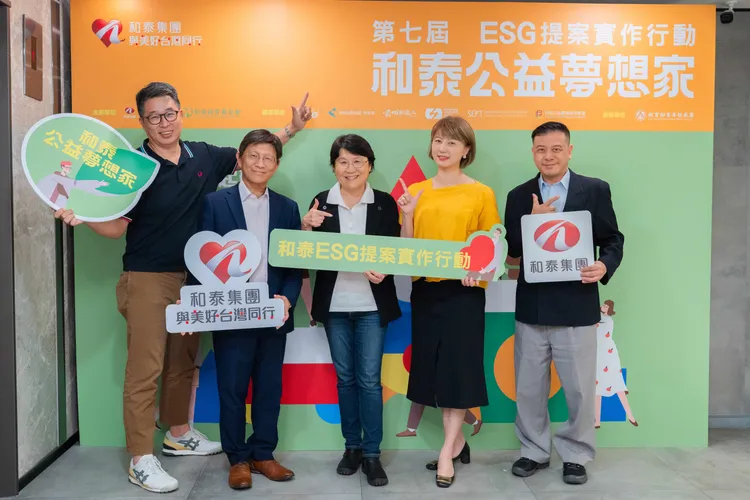 天下永續會熊毅晰負責人(左一)、KPMG安侯永續發展顧問股份有限公司黃正忠董事總經理(左二)、臺灣大學社會工作學系馮燕名譽教授(左三)、和泰汽車公關法務部謝琴韻部長(右二)、教育部青年發展署國際及體驗學習組吳正煌組長(右一)、共同合影。業者提供