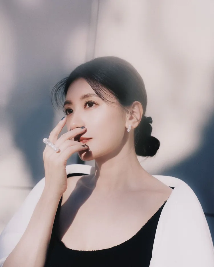 賈靜雯以簡約的黑白色禮服搭配TASAKI珠寶，盡顯優雅氣質。品牌提供