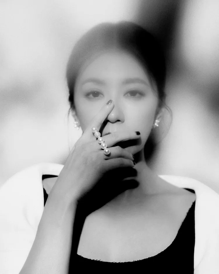 賈靜雯以簡約的黑白色禮服搭配TASAKI珠寶，盡顯優雅氣質。品牌提供