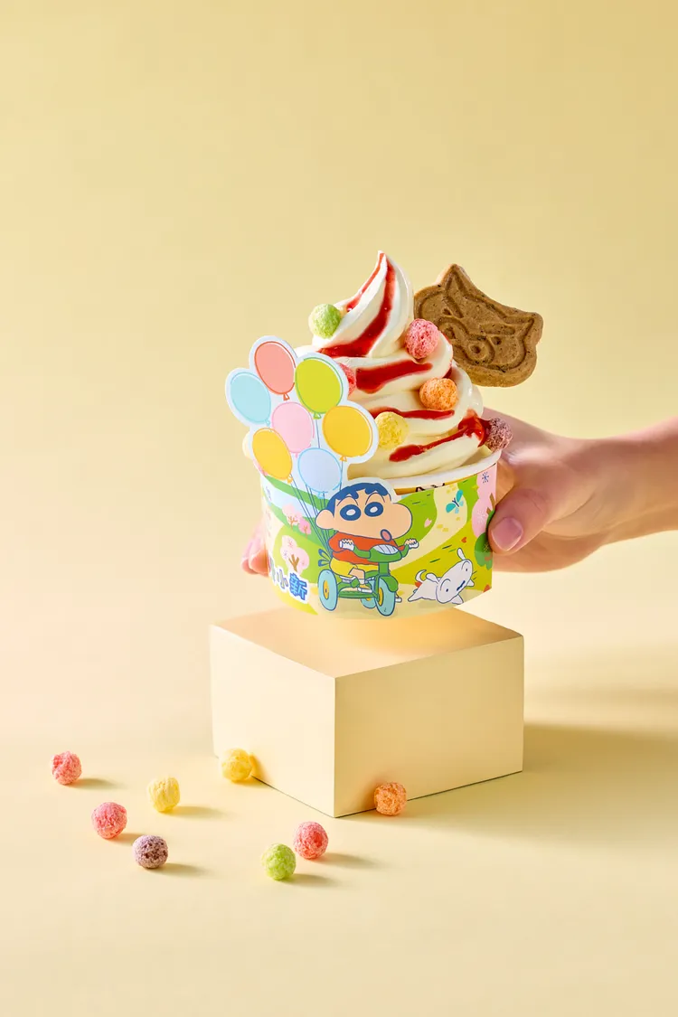 「小新的小心點」將酸甜草莓醬澆淋在香草冰淇淋上，搭配調皮小新、軟萌小白或肥嘟嘟左衛門的造型餅乾和聯名造型杯，可愛指數爆表。王品集團提供