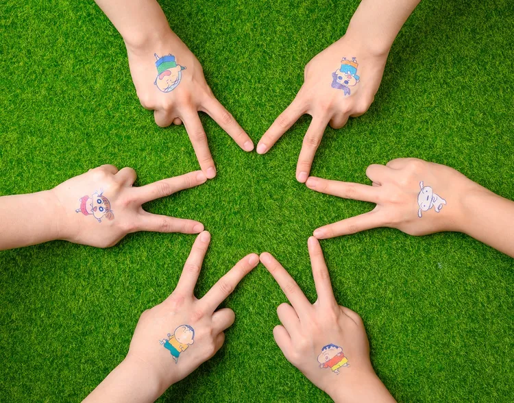 凡消費「小新聯名套餐」，隨餐附贈角色限量紋身貼紙，隨機發送，送完為止。王品集團提供