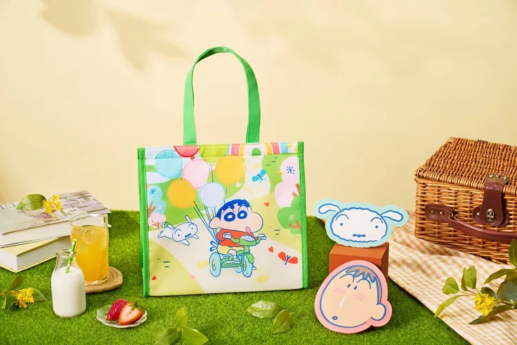 即日起至7/31在「品田牧場」消費任一套餐，就能用149元起加購3款超萌周邊，有兼具實用性的「小新保冰袋」、「小白款隔熱墊」及「阿呆款隔熱墊」，令人愛不釋手。王品集團提供