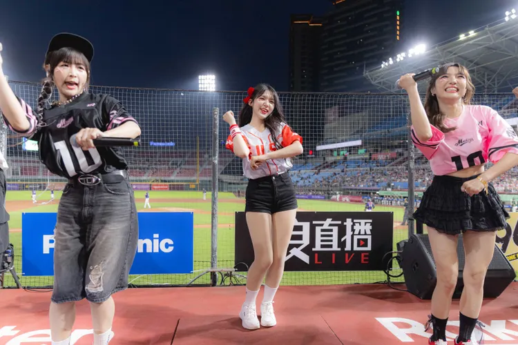 廉世彬動紫趴被籃籃cue上台跳舞。樂天桃猿提供