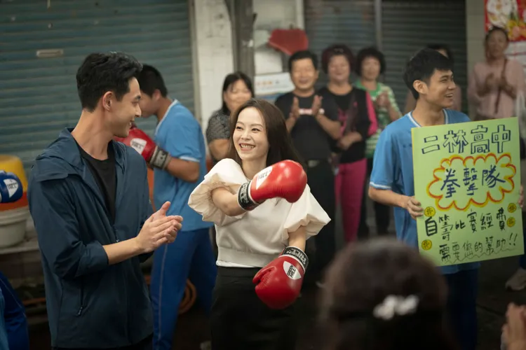 如如幫豪豪帶領的拳擊隊募比賽經費。華視提供