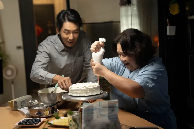 志安在瑞秋家的廚房裡，一起備菜聊心事。華視提供