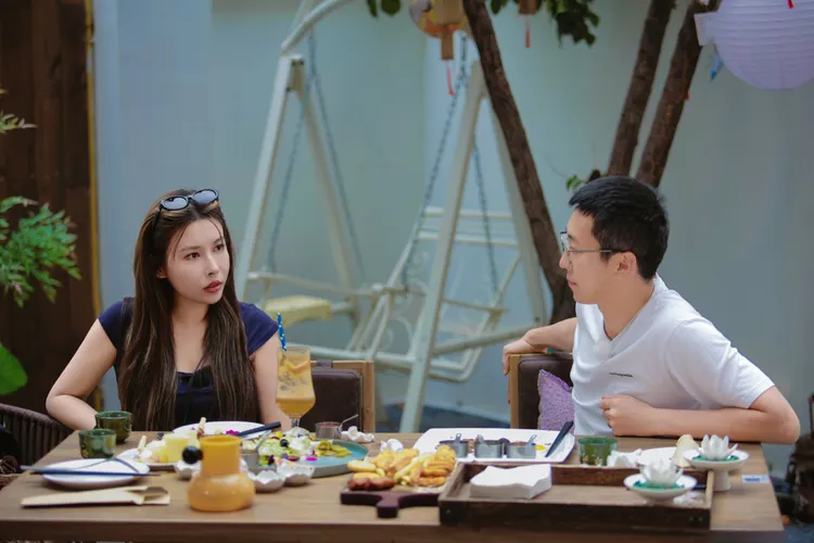 留幾手（右）和葛夕參加《再見愛人4》之後簽字離婚。翻攝再見愛人官微