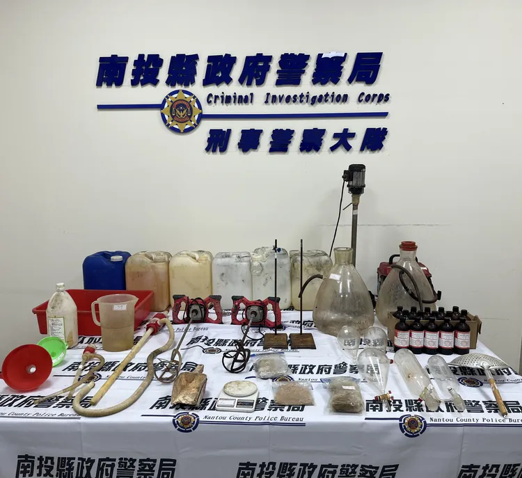 檢警查扣「4-甲基甲基卡西酮」成品及半成品180公斤，以及大批製毒工具。民眾提供