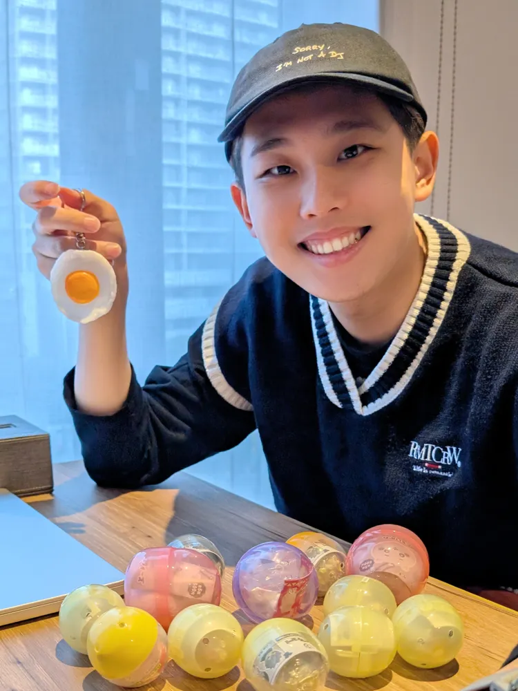 雞丁飛日本追星行程當地狂扭扭蛋同步催票。何樂音樂提供