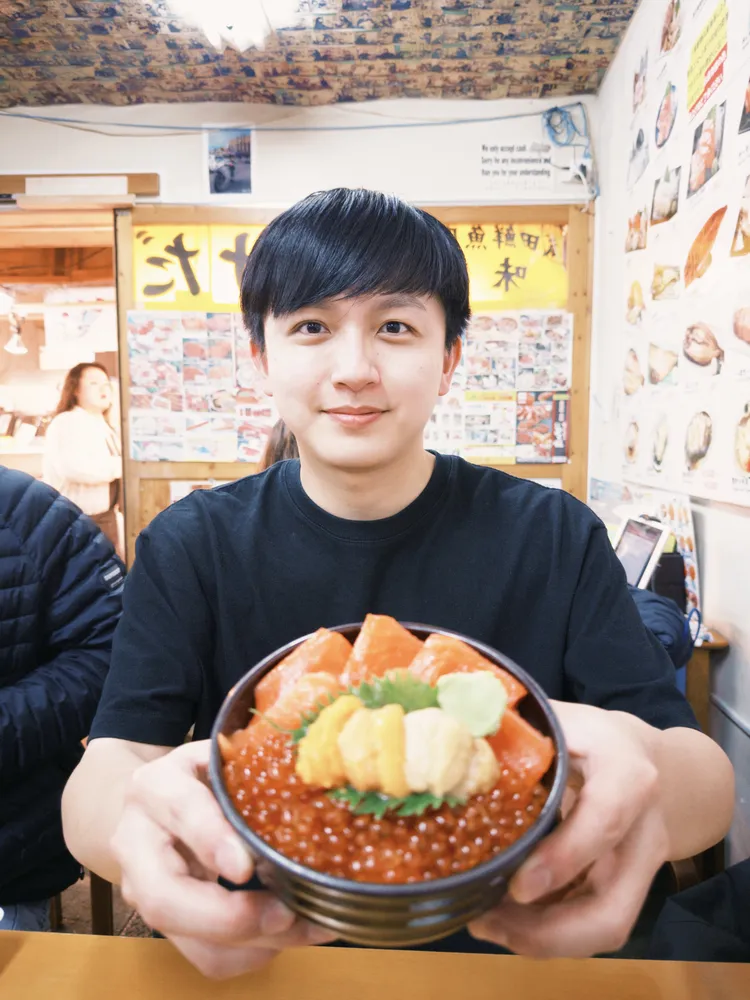 吉他手阿哲去北海道旅遊 不忘催票。何樂音樂提供