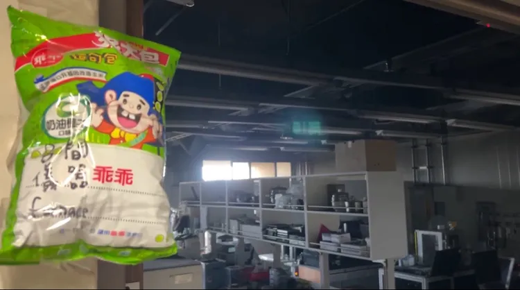 實驗室門口掛了「乖乖」祈求平安，但還是發生火災意外。民眾提供