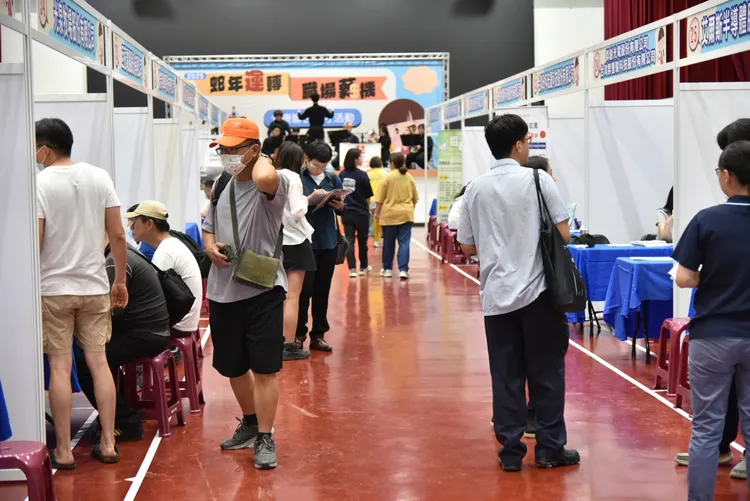 明年起每月基本薪資將調為28590元，這次職缺7成月薪從32K起跳。永康就業中心提供