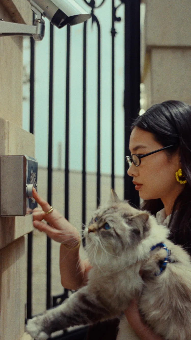 形象影片中，鄭浩妍踩著CLOT Stan Smith Beaded聯名鞋款準備與陳冠希見面。品牌提供