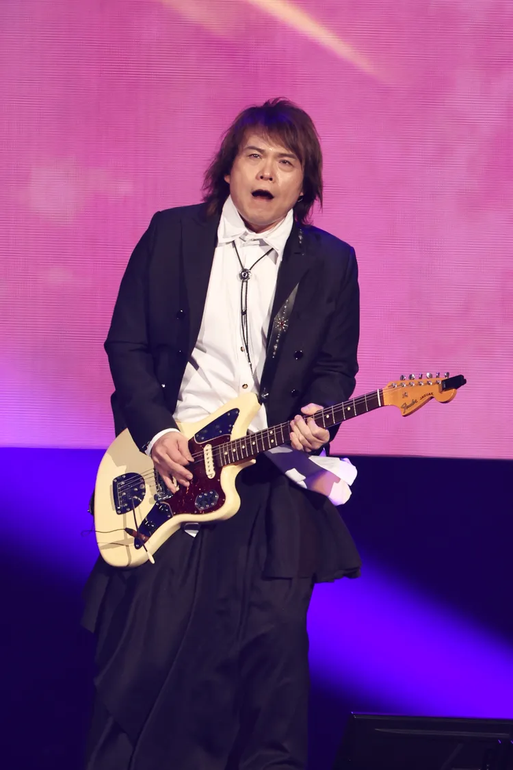 伍佰與歌迷大玩波浪舞。彭欣偉攝