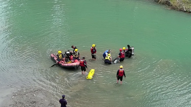 救難人員16日下午才尋獲男子遺體。翻攝畫面