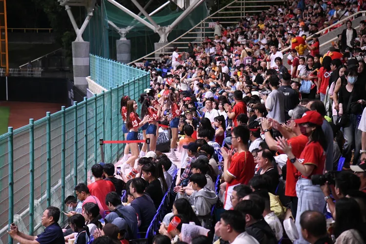 中華職棒在花蓮開打熱情球迷前往看球。花蓮縣政府提供