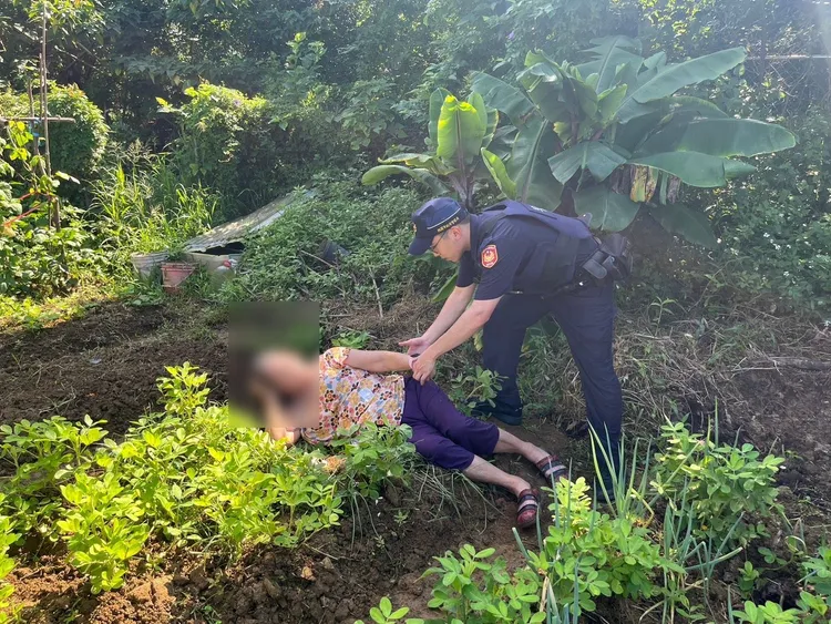 老婦倒臥田埂，警方據報到場救援。平鎮警分局提供