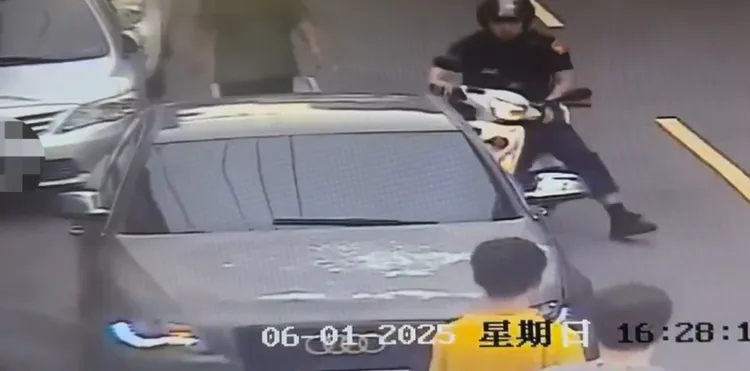 蔡男將車輛違停在路中引發巡邏警員注意。翻攝照片