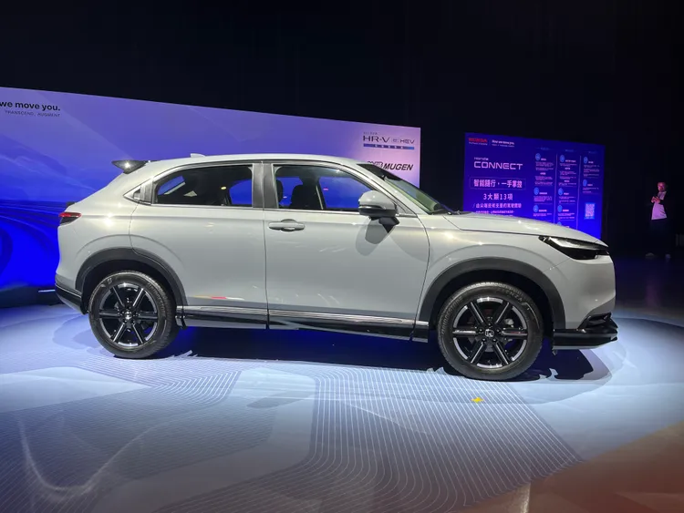 車側透過縮減下部收線幅度，營造更寬闊與霸氣的身形比例；前保桿造型簡潔俐落，呼應新式水箱護罩設計。周奕豪攝