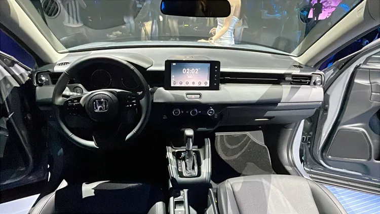 e:HEV Prestige 車型配備「7 吋 TFT 彩色液晶儀表」、「雙前座 One Touch 電動窗」、「駕駛座 8 向電動調整座椅」與「後座雙 Type-C USB 充電孔」。周奕豪攝